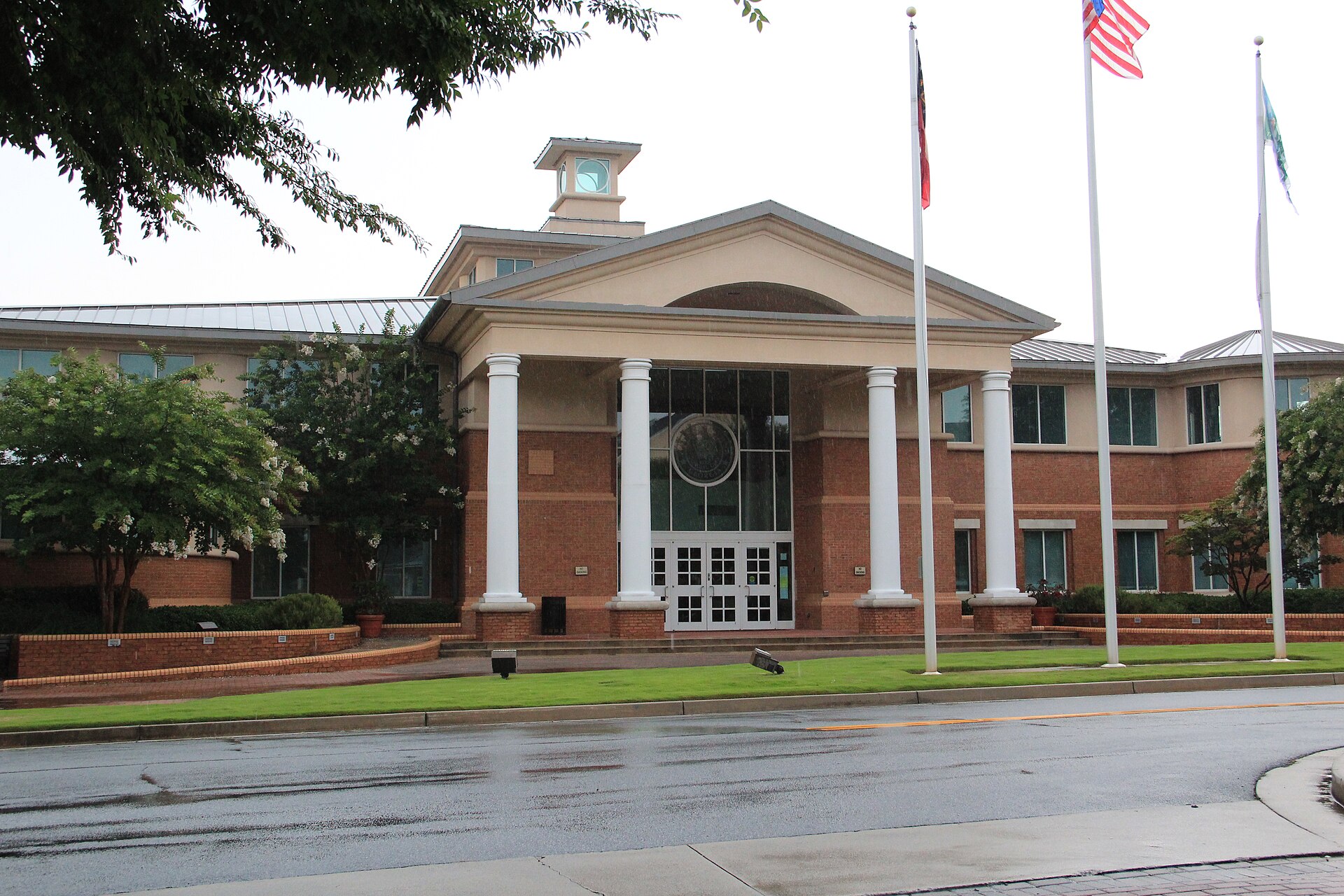 The columned entrance to Smyrna City Hall
